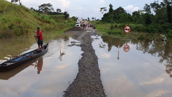 Com a BR-364 coberta pelas águas do Cajazeiras, municípios do Juruá e do Tarauacá/Envira estão isolados da Capital